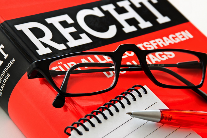 Frau im Boxtraining boxt gegen eine Pratze