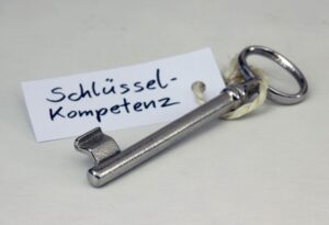 Ein Schlüssel mit einem Anhänger auf dem steht Schlüsselkompetenz