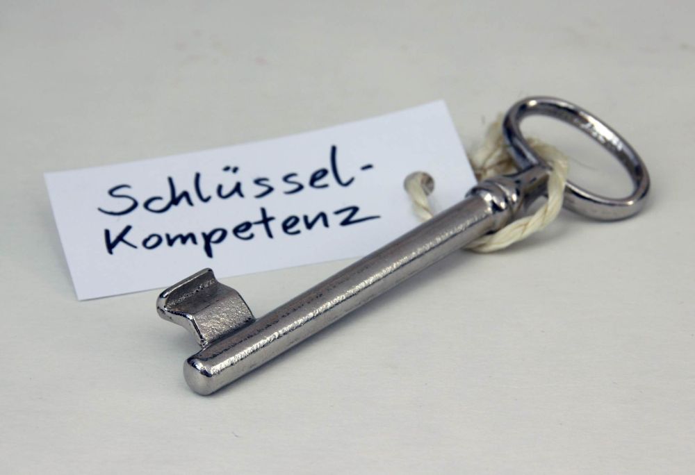 DEESKALATIONSTRAINING FÜR MITARBEITER Ein Schlüssel mit einem Anhänger auf dem steht Schlüsselkompetenz