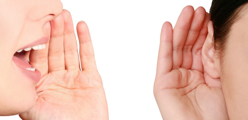 Selbstkontrolle unter Stress - Tempo rausnehmen. Eine Frau flüstert einer anderen Frau etwas ins Ohr