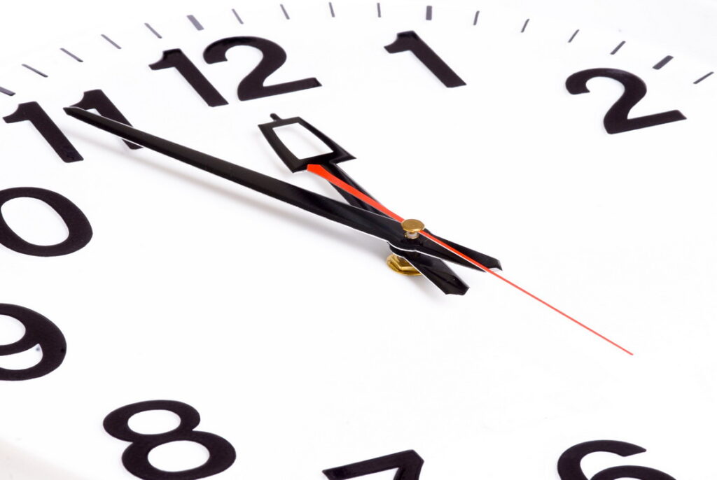 Eine Uhr zeigt kurz vor Zwölf