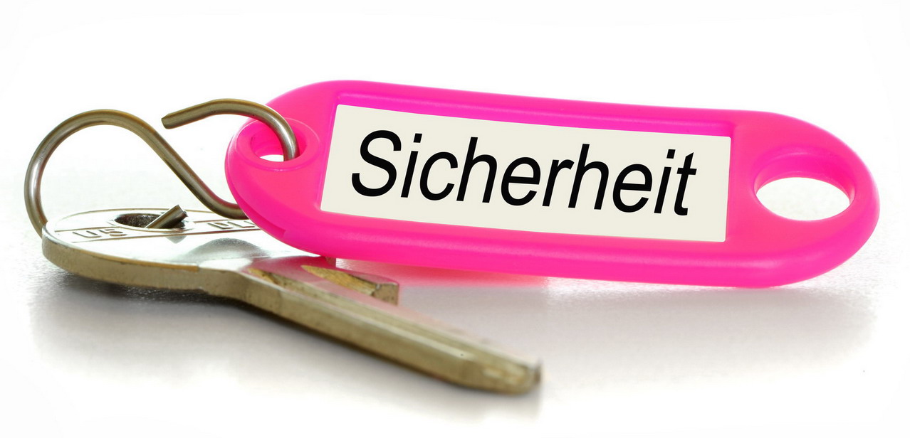 Ein Schlüssel mit einem rosa Schild auf dem steht: Sicherheit